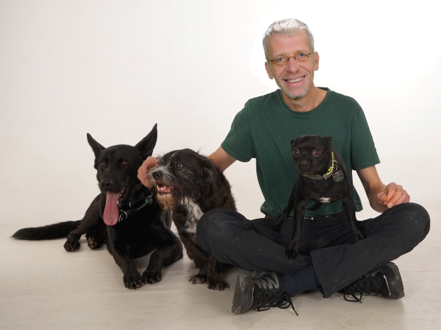 Martin Krause mit Dias (links), Pflegehund Bobby (Mitte) und Gasthund Blacky (Schoß). Bild: Foto Weiland