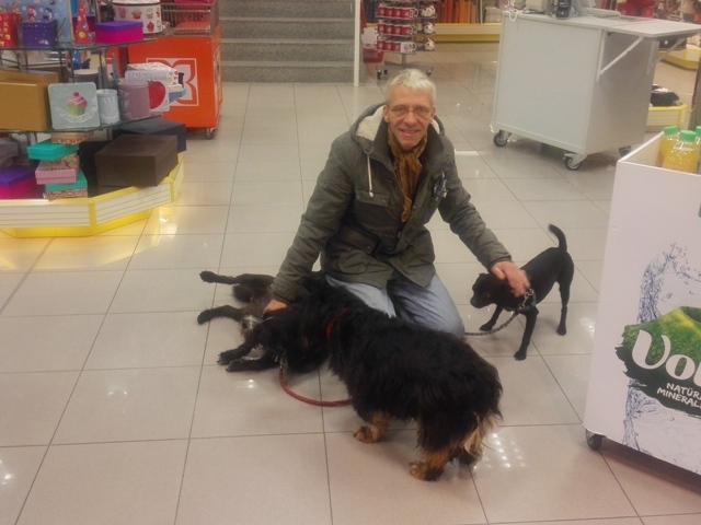 Mit Bobby, Bella und Blacky beim Einkaufen in der Drogerie.