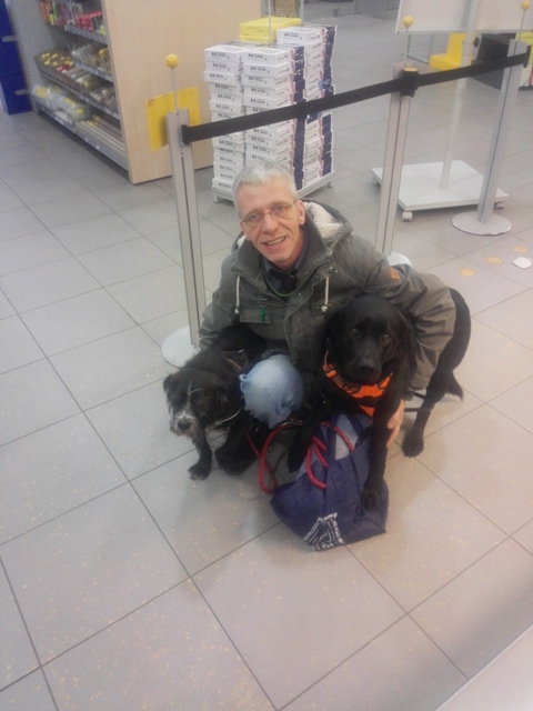 Mit Pflegehund Bobby und Gasthund Lilly bei der Post.