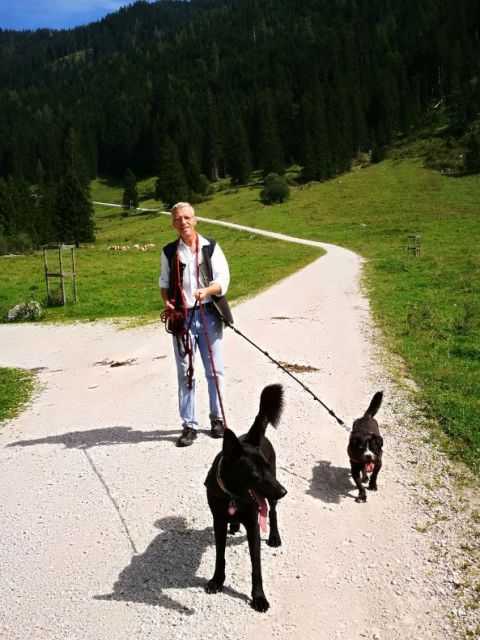 Mit Dias und Pflege­hund Bobby beim Berg­wandern auf die Dandl-Alm.